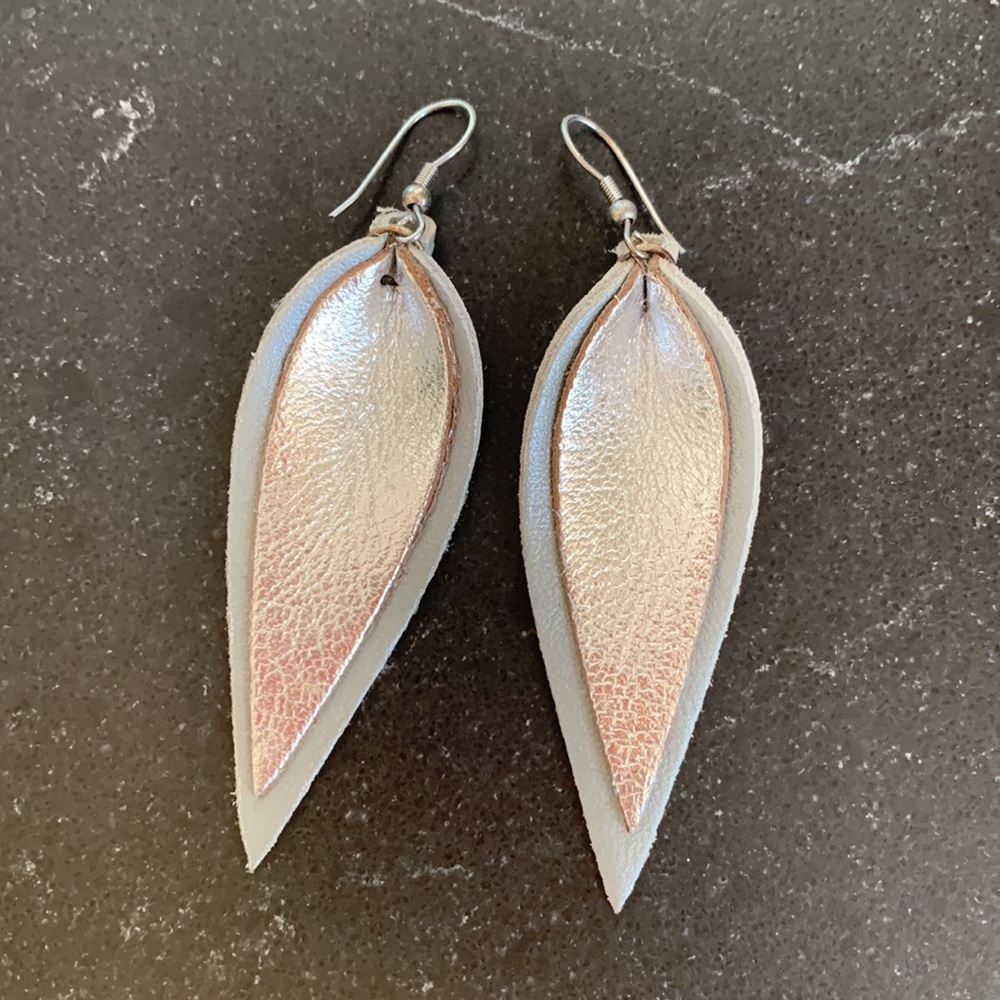 Leaf leather earrings, gray with metallic gray